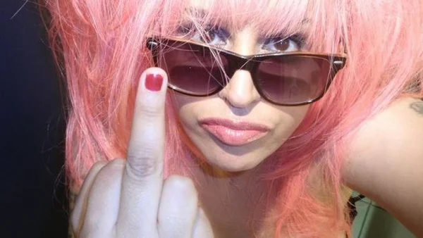 Lââm avec ses cheveux roses et ses lunettes de soleil.