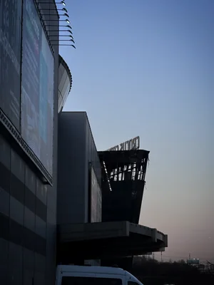 Le Crocus City Hall dans la banlieue de Moscou après l'attentat du 22 mars 2024, avec la structure supérieure endommagée par le feu