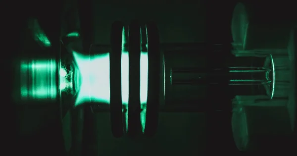 Torche à plasma vue de près, affichant une flamme verte.