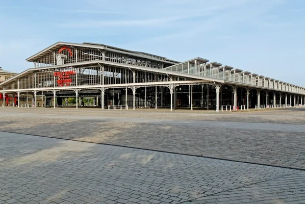 Façade de la Grande Halle de la Villette, lieu phare de création culturelle à Paris.