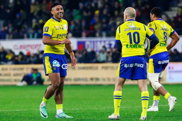 Joueurs de l'ASM Clermont Auvergne en action durant un match de championnat.