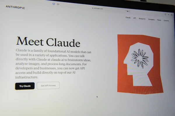 Un homme en costume s'exprimant lors d'une interview assise.