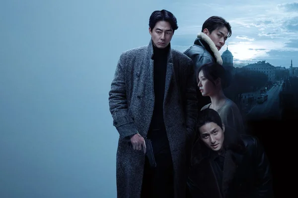 Un personnage principal du film dans une atmosphère froide et urbaine.