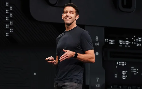 Portrait de John Ternus s'exprimant sur l'avenir d'Apple.