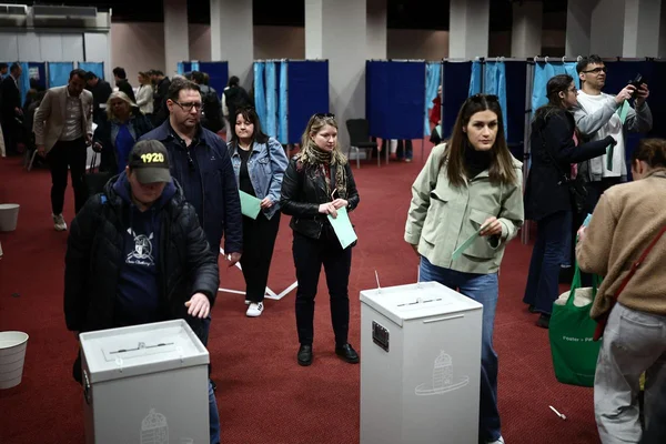 File d'attente des électeurs dans un bureau de vote en Hongrie.