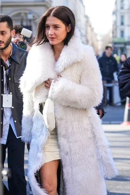 Adèle Exarchopoulos en manteau fourrure au défilé Courrèges Hiver 2025-2026.