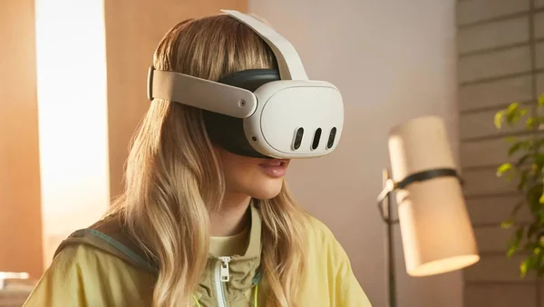 Utilisation immersive du casque VR dans un environnement domestique.