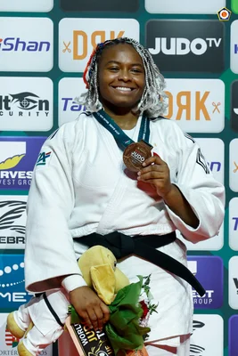 Romane Dicko célébrant sa médaille de bronze aux Championnats du Monde 2025.