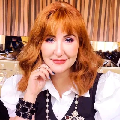 Portrait de Lucie Castel dans un cadre de restaurant.