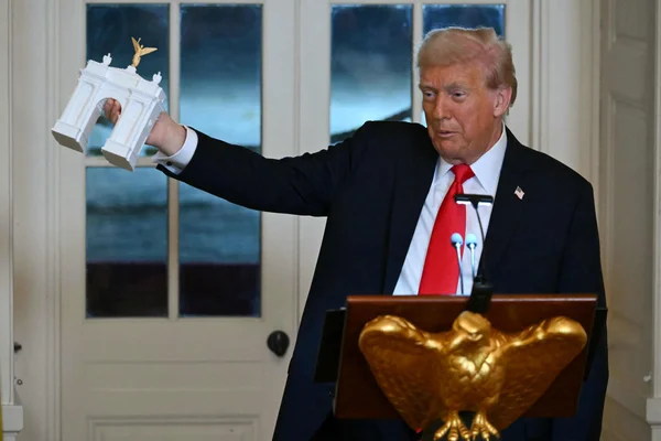 Le président américain présente la maquette du futur Arc de Triomphe lors d'une déclaration presse.