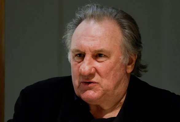 Gérard Depardieu avec un regard sérieux et solennel.