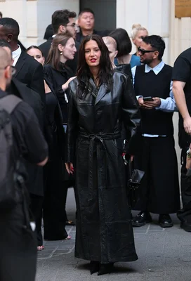 Adèle Exarchopoulos en long manteau de cuir lors d'un événement public.