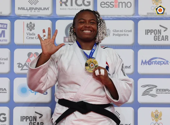 Romane Dicko célébrant son cinquième titre de championne d'Europe.