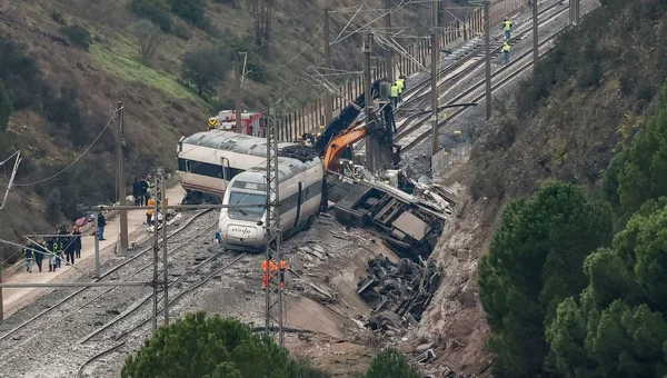 Les multiples wagons déraillés et les équipes de secours sur le site de l'accident.