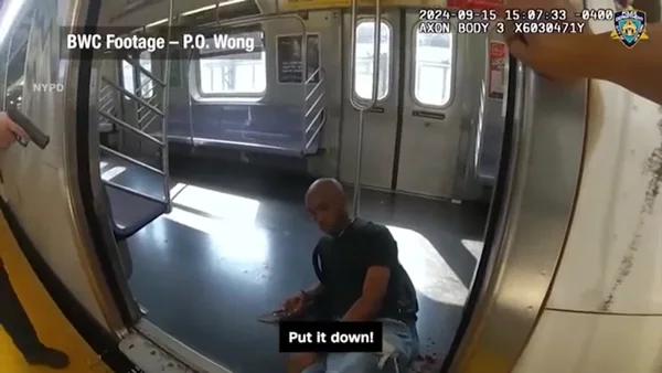 Image de la caméra corporelle du NYPD lors de la confrontation avec le suspect armé.