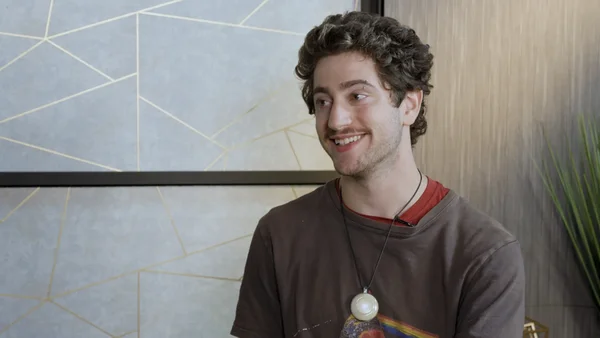 Avi Schiffmann portant le collier IA Friend lors d'un entretien.