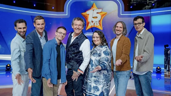 L'équipe et les participants célébrant les 15 ans des 12 Coups de Midi.