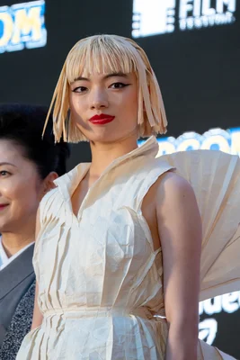 Wim Wenders lors d'une interview dans une salle de cinéma.