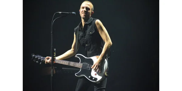 Calogero sur scène au Spot avec sa basse noir et blanc.