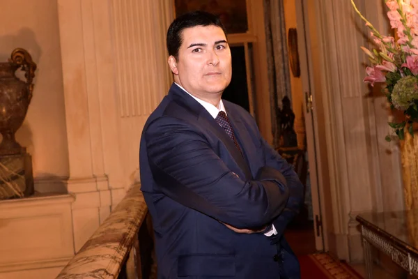 Marine Le Pen arborant un regard sérieux lors d'un déplacement officiel.