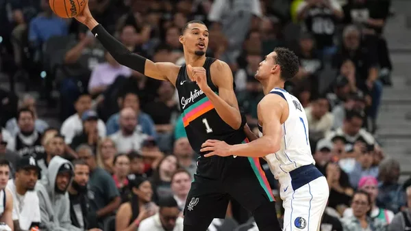 Victor Wembanyama en action lors d'un match avec les San Antonio Spurs.