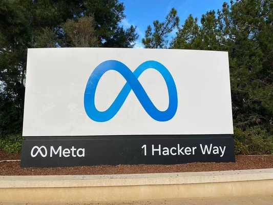 Le logo de l'entreprise Meta à l'entrée du 1 Hacker Way.