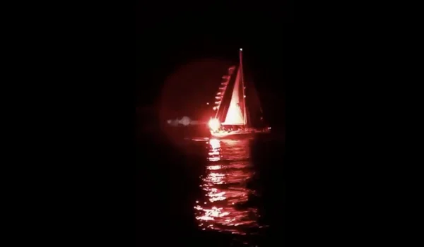 Un navire de la flottille Global Sumud éclairé par une lumière rouge lors de son interception par Israël.