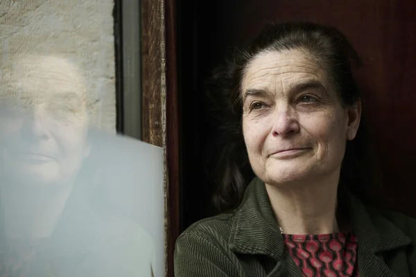 Héloïse d'Ormesson posant près d'une fenêtre, vêtue d'une veste en velours vert.