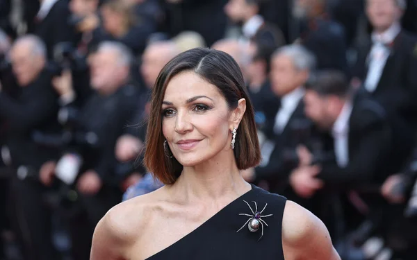 Nadia Farès posant en robe noire lors d'une soirée officielle.