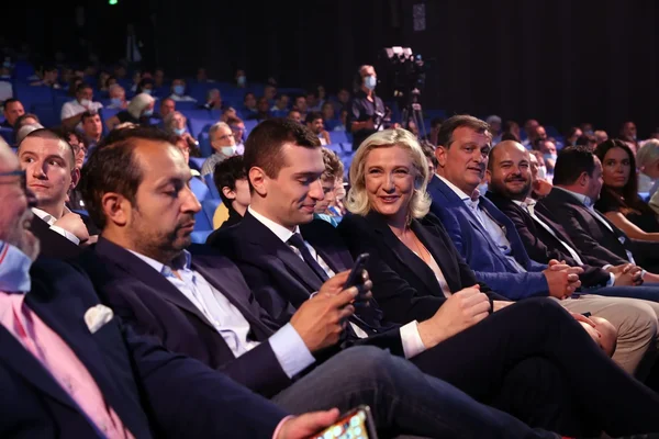 Portrait de Jordan Bardella dans un décor officiel.