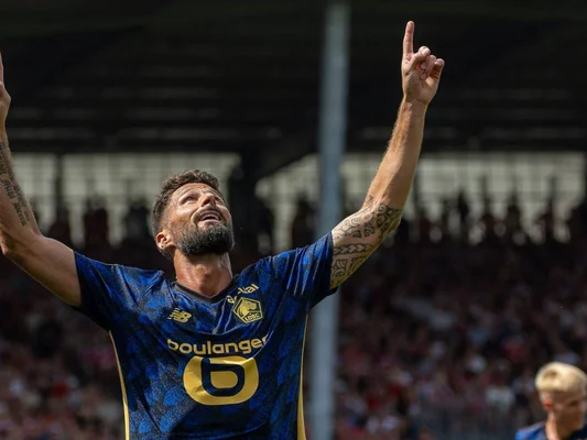 Olivier Giroud célébrant la première victoire de Lille en 2026.