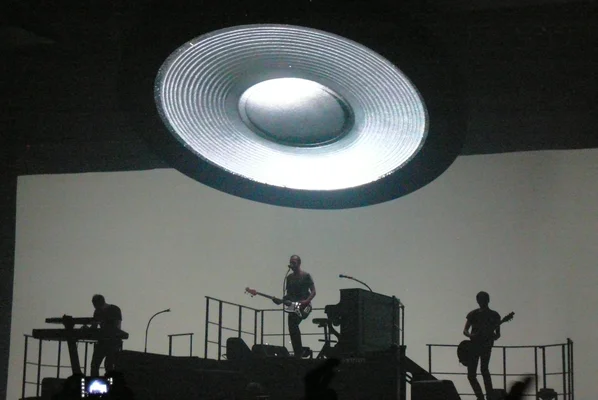 Le chanteur français Calogero sur la scène du Palais 12 à Bruxelles en 2014.