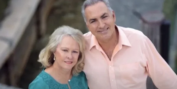 Jacob Elordi en tenue décontractée avec lunettes de soleil en extérieur.