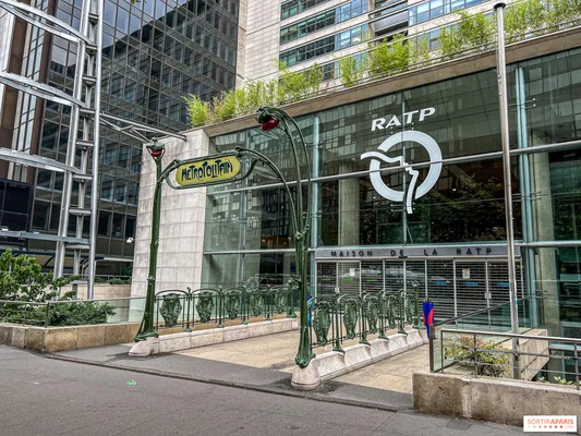 Enseigne emblématique 'Métropolitain' à l'entrée d'une station devant la Maison de la RATP.