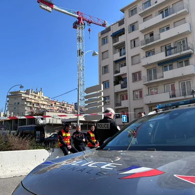 Scène de police à Nice avec des forces de l'ordre en gilet jaune et une grue en arrière-plan lors de l'intervention.