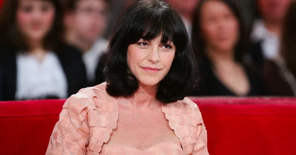 Lio vêtue d'une robe rose lors d'une interview pour Marie Claire.