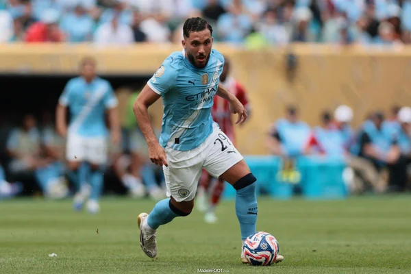 Rayan Cherki dribblant avec balle lors du match Manchester City contre Chelsea.