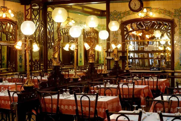 L'ambiance typique d'une brasserie parisienne traditionnelle.