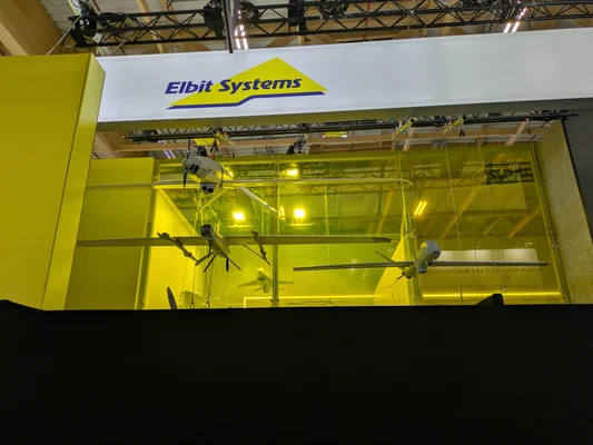 Stand d'Elbit Systems présentant les drones Skylark I-eVTOL, Hermes 900 et Skylark au Salon du Bourget 2025.
