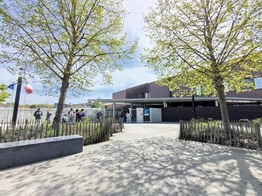 Entrée du collège où un parent d'élève a dû faire cours.