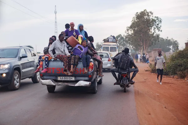 Déplacement de populations civiles dans une zone touchée par l'insécurité au Mali.