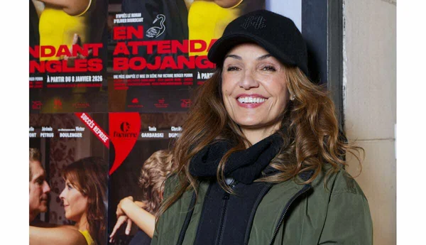 L'actrice Nadia Farès portant une casquette noire et une veste vert olive.