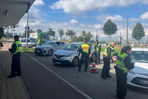 Des policiers contrôlent des véhicules lors d'un barrage routier.