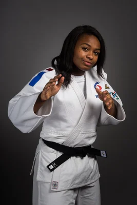 Romane Dicko en position de combat pour une interview de France Judo.