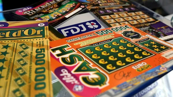 Une sélection de jeux à gratter FDJ, dont un ticket Euro Cash et un ticket 'et d'Or' proposant 500 000 euros.