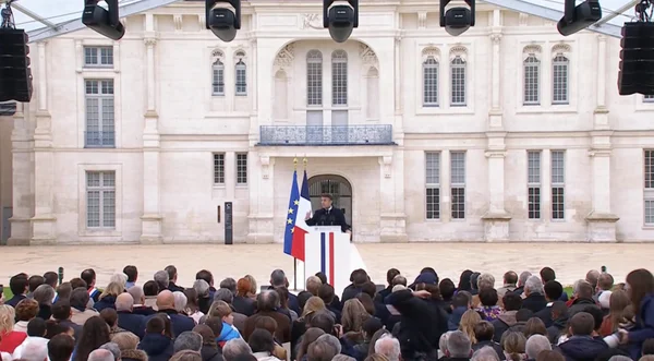 Emmanuel Macron au micro lors d'un événement public devant le bâtiment de la Cité à Villers-Cotterêts