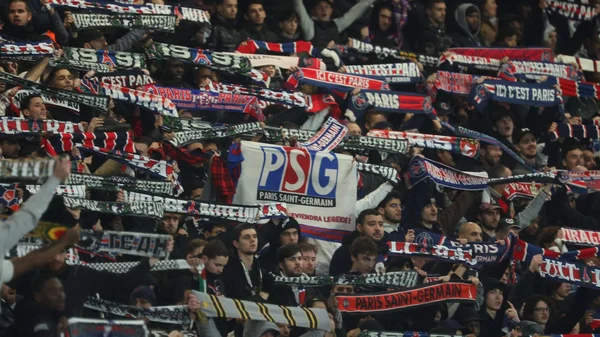 Supporters du Paris Saint-Germain rassemblés au Parc des Princes.