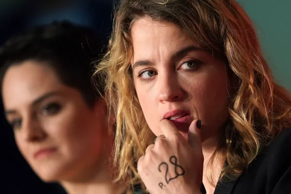 Portrait rapproché de l'actrice Adèle Haenel.