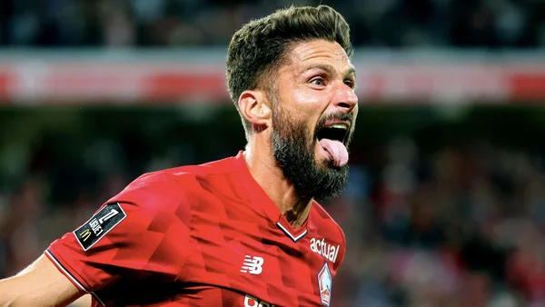 Olivier Giroud célébrant un but crucial lors de la rencontre entre Lille et l'AS Monaco.