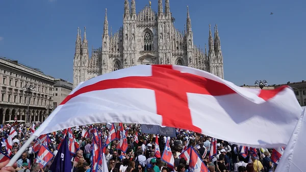 Manifestation des 'Patriots' pour l'Europe devant le Duomo de Milan contre l'immigration.